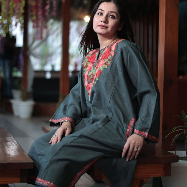 Grey & Pink Aari Embroidered Kashmiri Pheran