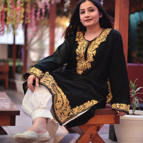 Black Border Aari & Zari Embroidered Kashmiri Pheran